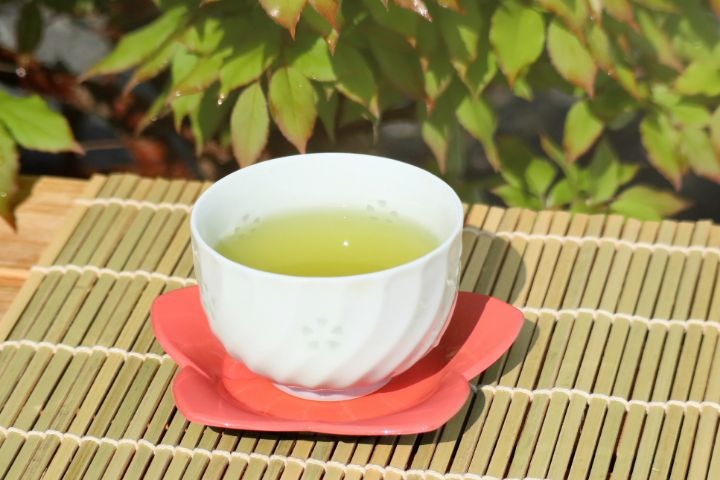 白い湯呑みに注がれた緑茶